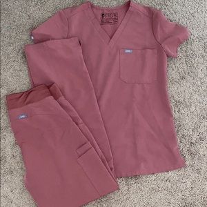 Figs scrub set in mauve